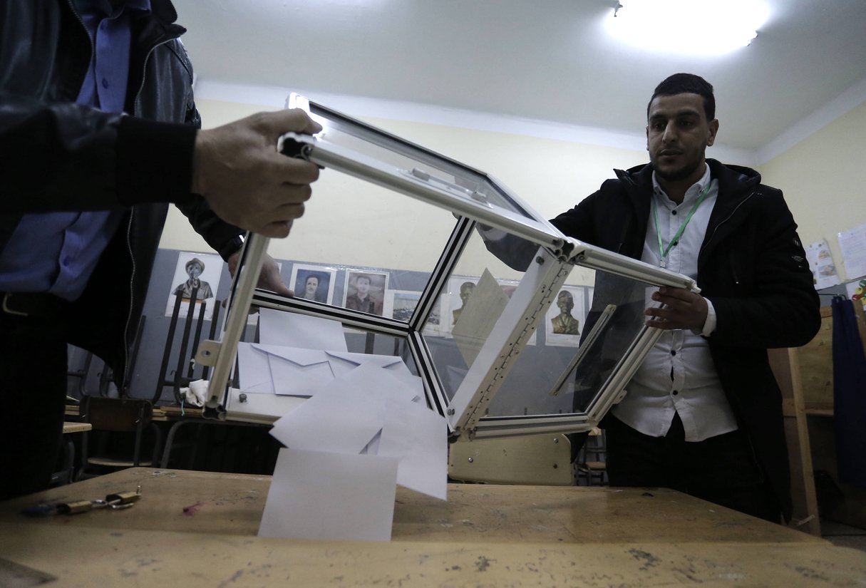 Dépouillement des buletins de vote dans un bureau à Alger, le 12 décembre 2019. © Toufik Doudou/AP/SIPA