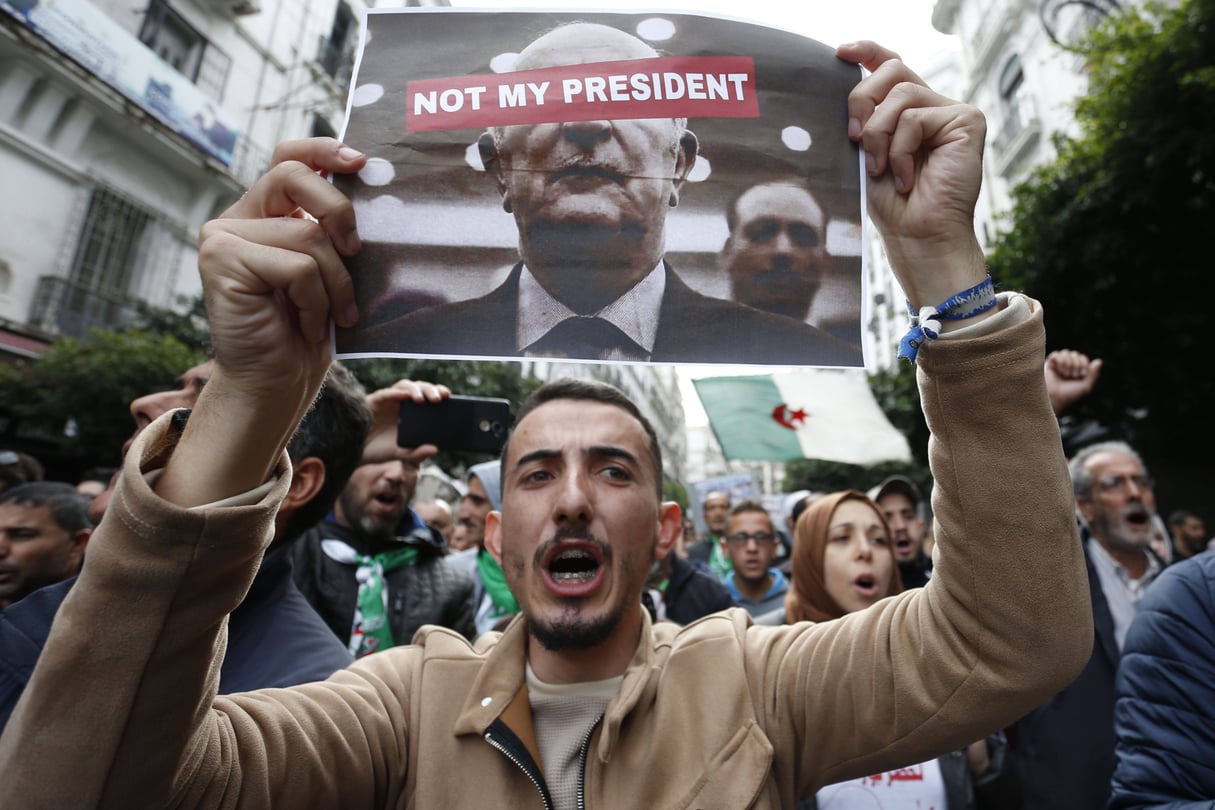 Des manifestants protestant dans les rues d'Alger, vendredi 13 décembre 2019, contre le nouveau président élu la veille, Abdelmadjid Tebboune. &copy; Toufik Doudou/AP/SIPA