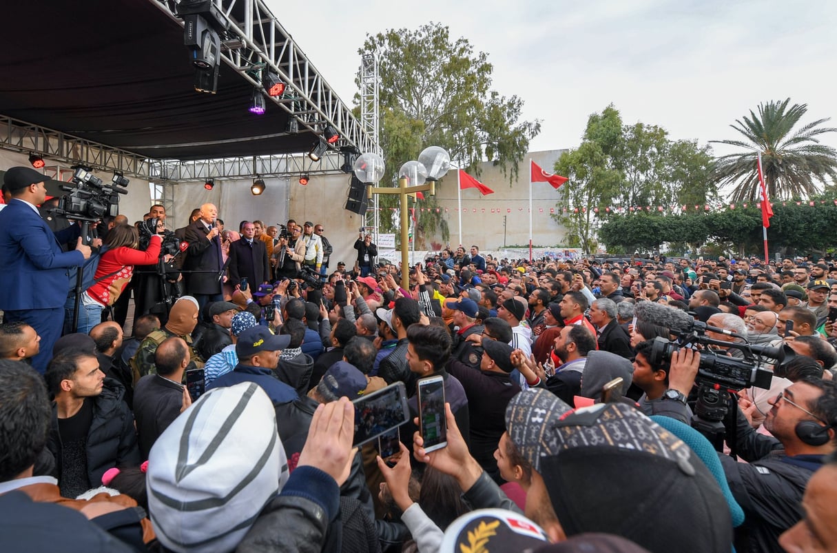 Le président Kaïs Saïed s’exprimant devant la foule à Sidi Bouzid, mardi 17 décembre 2019. © Facebook/Présidence Tunisie