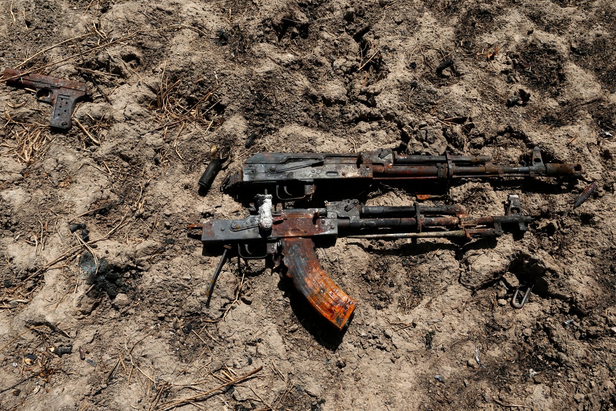 Des armes à proximité d’un véhicule jihadiste détruit, en Diabaly et Tombouctou, au Mali, en 2013 (illustration). © REUTERS/Benoit Tessier