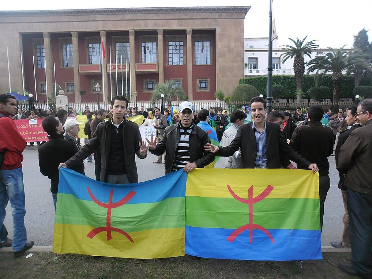 À l’occasion de Yennayer, des militants déploient des drapeaux amazighs devant le Parlement, à Rabat, en 2014. © Magharebia / CC