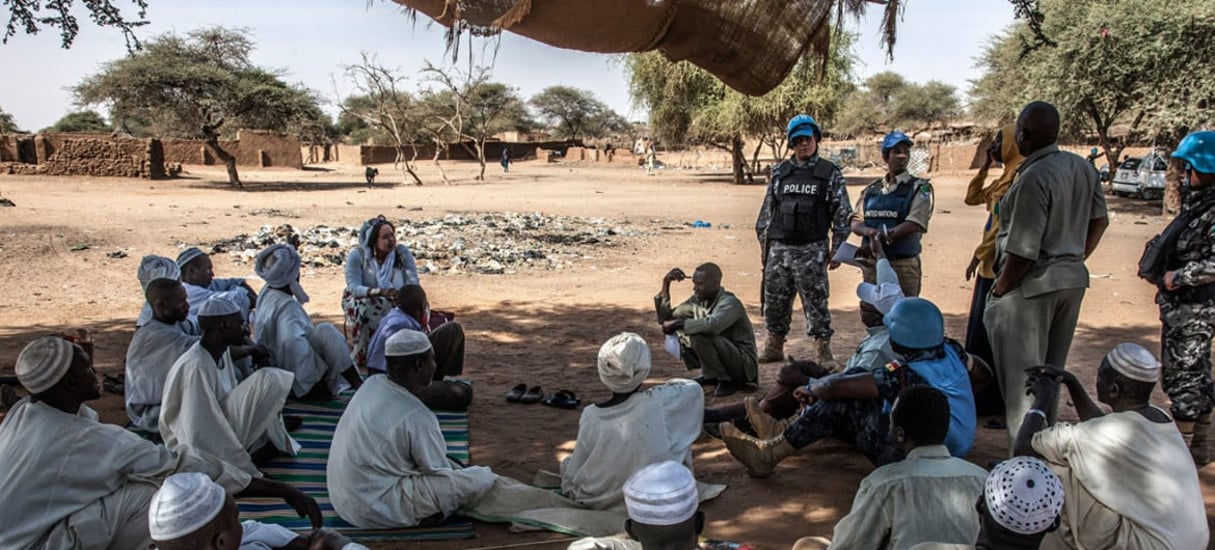 Les Casques bleus de la MINUAD ont rencontré des chefs communautaires dans le camp de Zam Zam pour les personnes déplacées près d’El Fasher, au nord du Darfour. © MINUAD / Mohamad Almahady