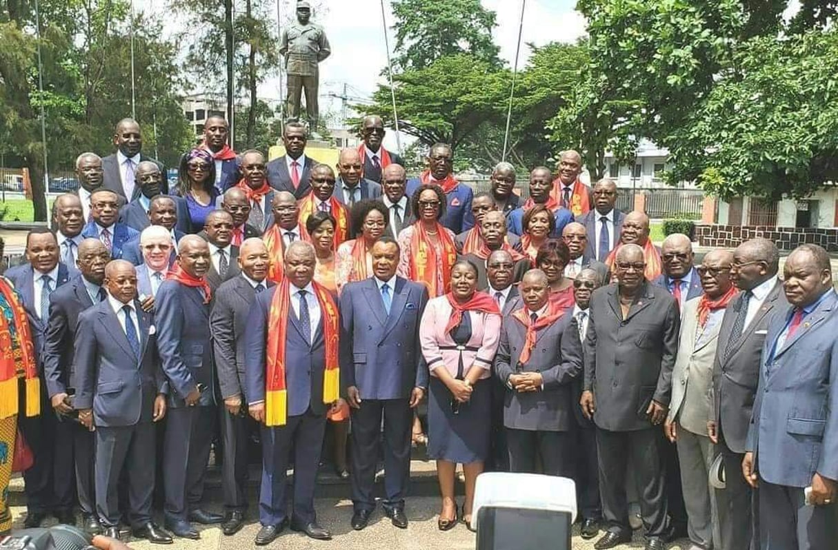 Denis Sassou-Nguesso (au centre) entouré des membres du Bureau politique du Parti congolais du travail (PCT), dont son nouveau secrétaire général Pierre Moussa (à la droite du président), lors de l’hommage rendu à Marien Ngouabi, le 31 décembre 2019 à Brazzaville. © DR