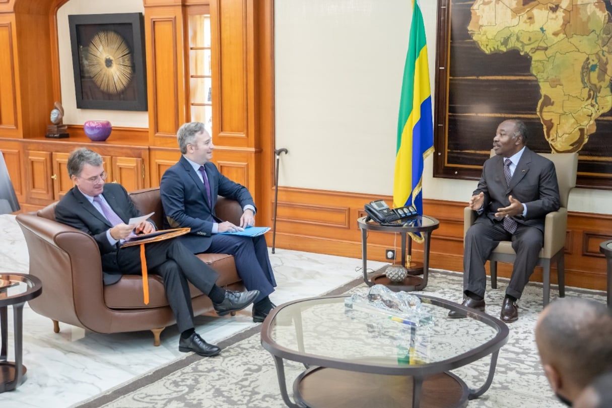 Ali Bongo Ondimba reçoit Jean-Baptiste Lemoyne, secrétaire d’État français auprès du ministre de l’Europe et des Affaires étrangères, le 9 janvier 2020, à Libreville. © Présidence gabonaise