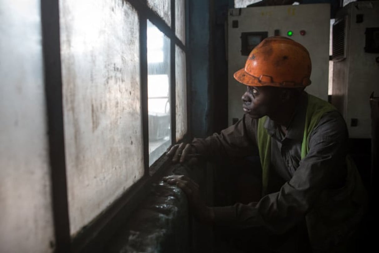 Un opérateur surveille le four de la Grande Cimenterie du Katanga, à Likasi, près de Lubumbashi, en février 2015 (illustration). © Gwenn Dubourthoumieu pour Jeune Afrique