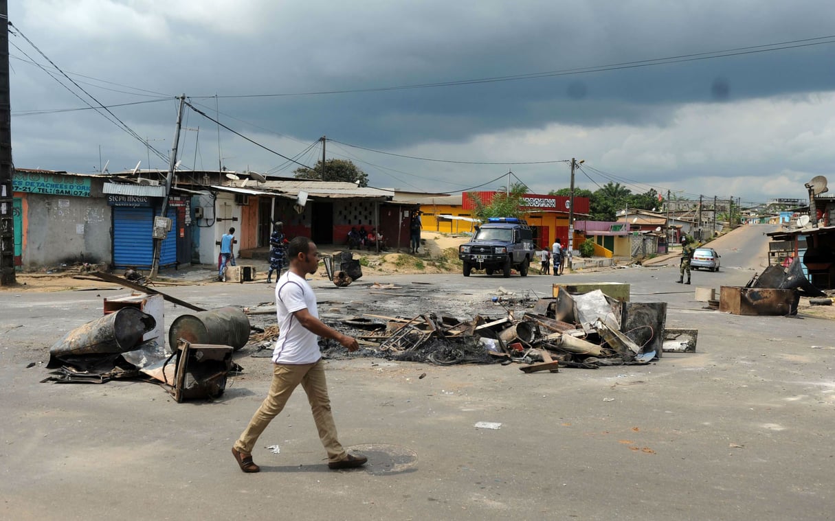Traces de violences dans les rues de Libreville, lors des violences post-électorales, le 1er septembre 2016. © Joel Bouopda/AP/SIPA