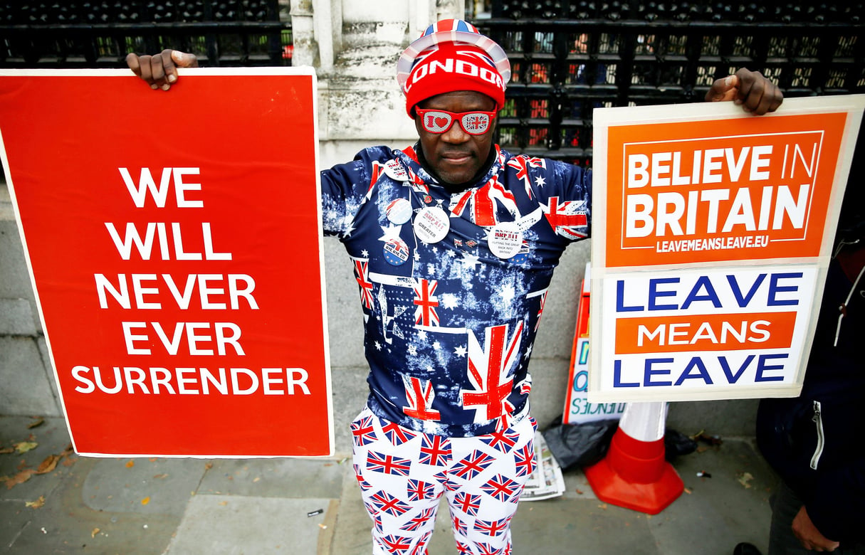 Un partisan du Brexit devant le Parlement, à Londres, en octobre. © Henry Nicholls/REUTERS