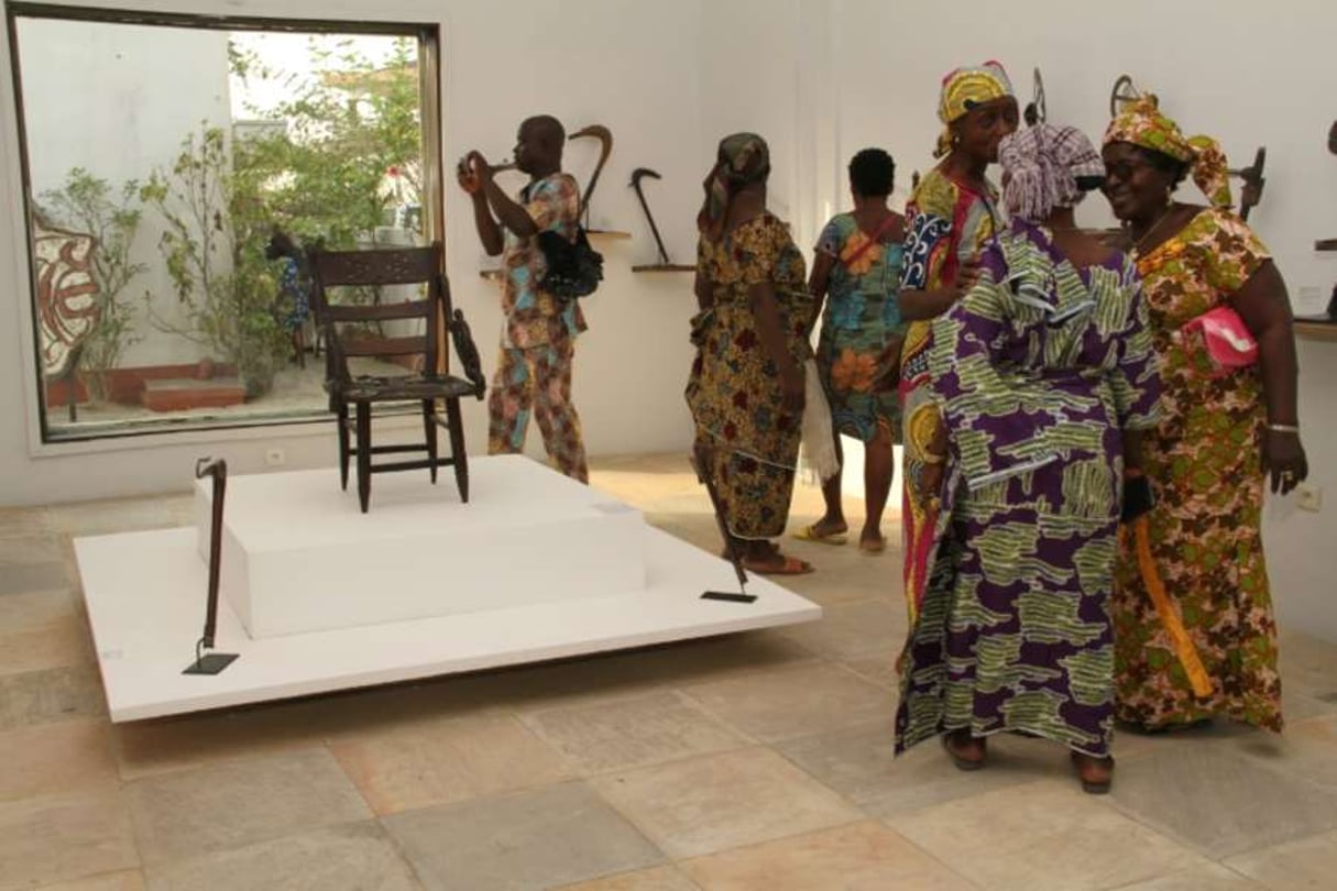 Visiteurs au Petit musée de la Récade dans le sud du Bénin, le 17 janvier 2020. © AFP /  Prosper Dagnitche