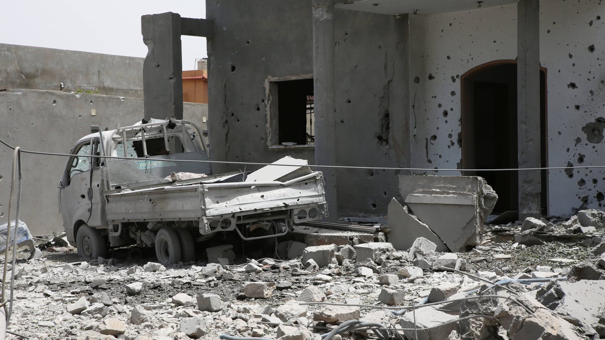 Un véhicule endommagé dans la région de Tajoura, à l’est de la capitale Tripoli, en juin 2019. © AP Photo/Hamza Turkia
