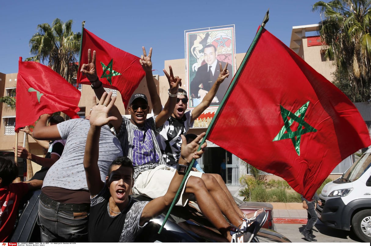 Les Marocains brandissent leur drapeau national dans la rue de Laayoune, au Sahara occidental, en novembre 2015. © Abdeljalil Bounhar/AP/SIPA