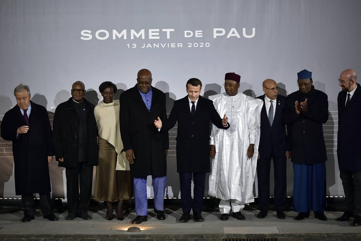 Le président Emmanuel Macron, au centre, pose avec les chefs d’État africains du G5 après le sommet du G5 Sahel à Pau, le 13 janvier 2020. © Alvaro Barrientos/AP/SIPA