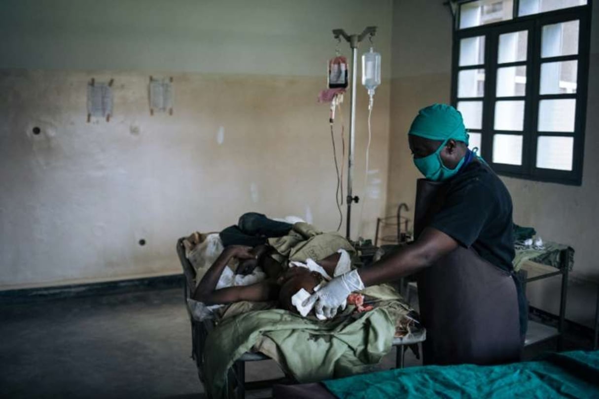 Un blessé est soigné à l’hôpital d’Oicha après une attaque contre des civils attribuée aux ADF, le 29 janvier 2020 en RDC. © AFP / ALEXIS HUGUET