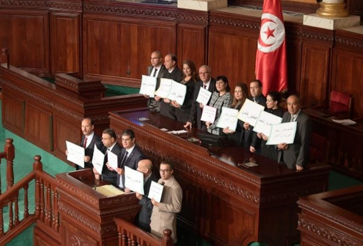 Sit-in du groupe parlementaire du Parti destourien libre (PDL), dirigé par Abir Moussi (en tailleur à carreaux). © FETHI BELAID/AFP