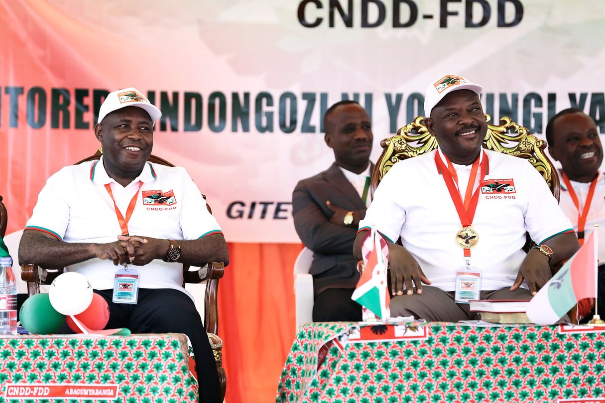 Le général Évariste Ndayishimiye (à g.) avec le président Pierre Nkurunziza, lors du congrès du CNDD-FDD, le 26 janvier à Gitega. © STRINGER/AFP