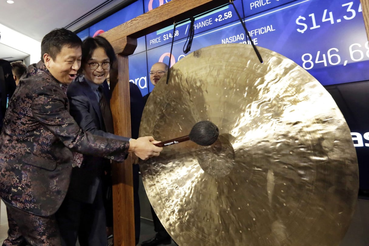 Le PDG d’Opera, Yahui Zhou (g.) et son vice-président exécutif, Jiwei Wu, lors de l’IPO d’Opera sur le Nasdaq, le 27 juillet 2018 à New York. © Richard Drew/AP/SIPA