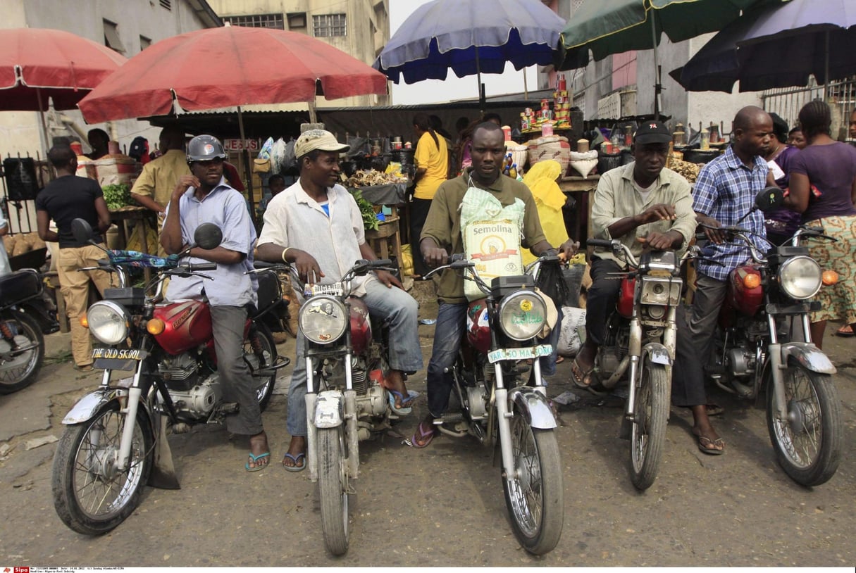 Des pilotes de moto-taxis attendent des clients sur un marché de Lagos, Nigeria (photo d’illustration). © Sunday Alamba/AP/SIPA