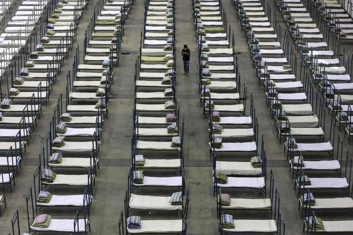 Des lits installés dans un centre de convention à Wuhan, en Chine, pour accueillir les personnes infectées par le coronavirus (Image d’illustration). © AP/SIPA