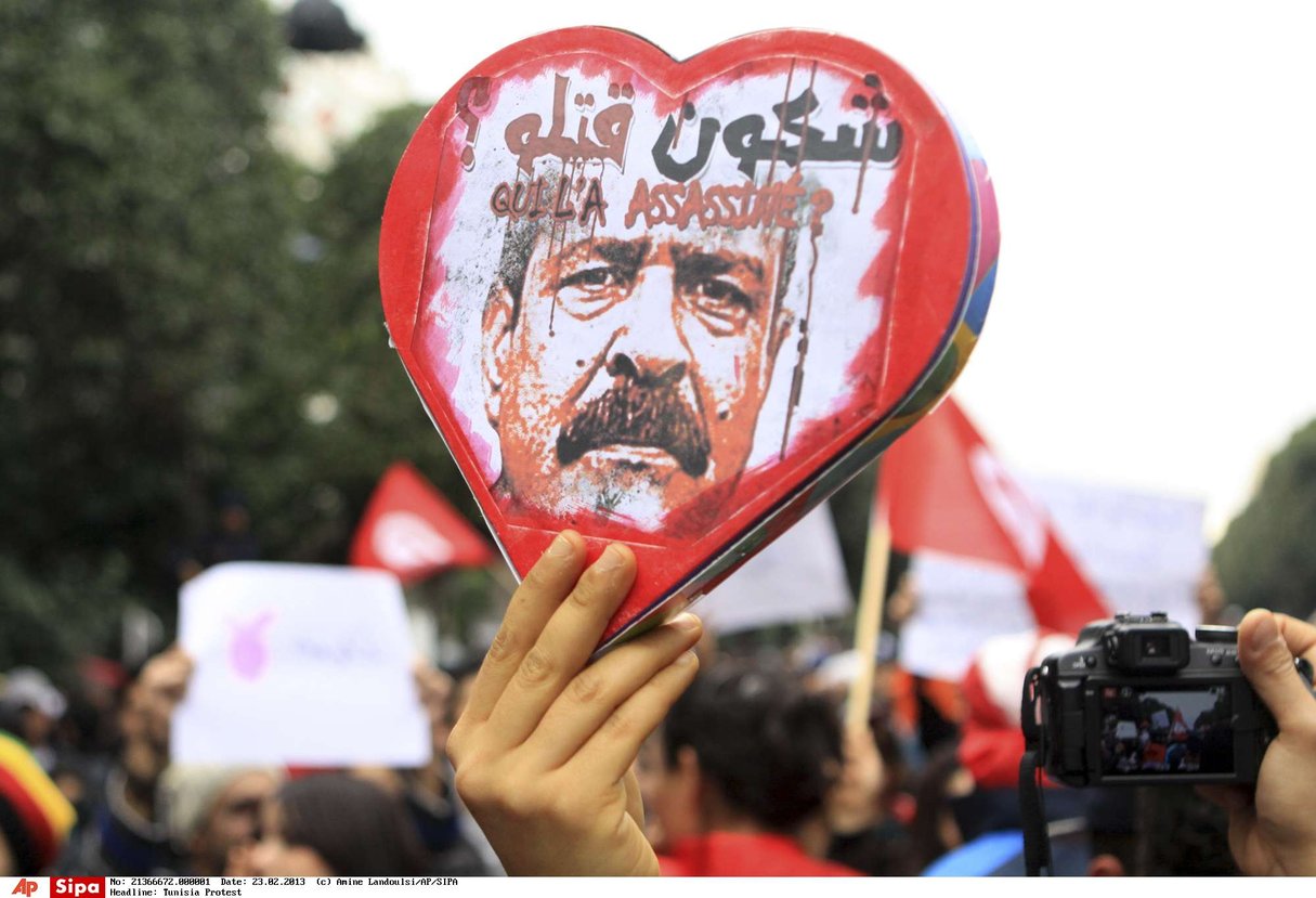 Les manifestants tiennent une affiche montrant l’opposant Chokri Belaïd, assassiné en 2013. © Amine Landoulsi/AP/SIPA