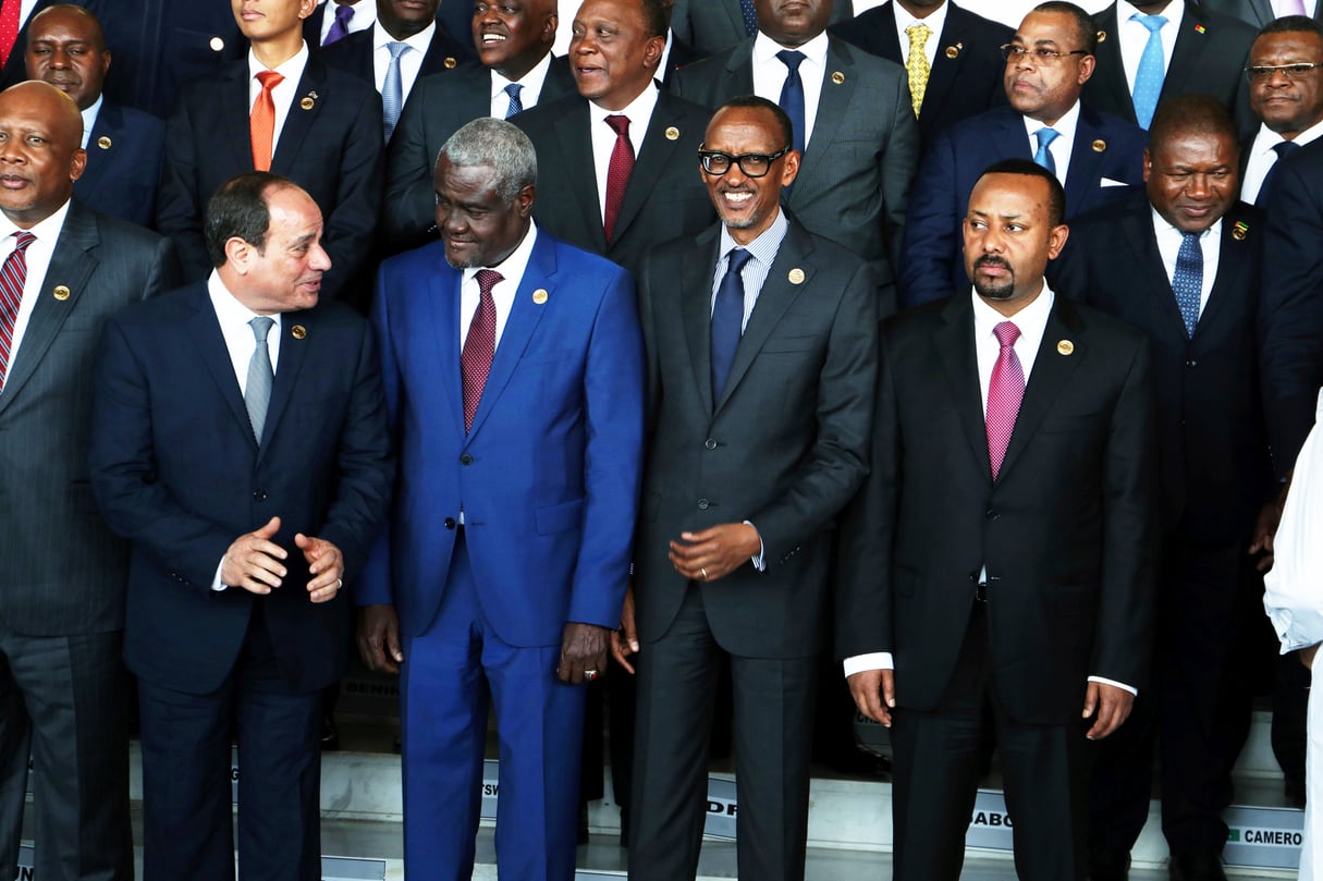 De g. à dr., au premier rang	: Abdel Fattah al-Sissi, Moussa Faki Mahamat, Paul Kagame, et Abiy Ahmed. © Tiksa Negeri/REUTERS