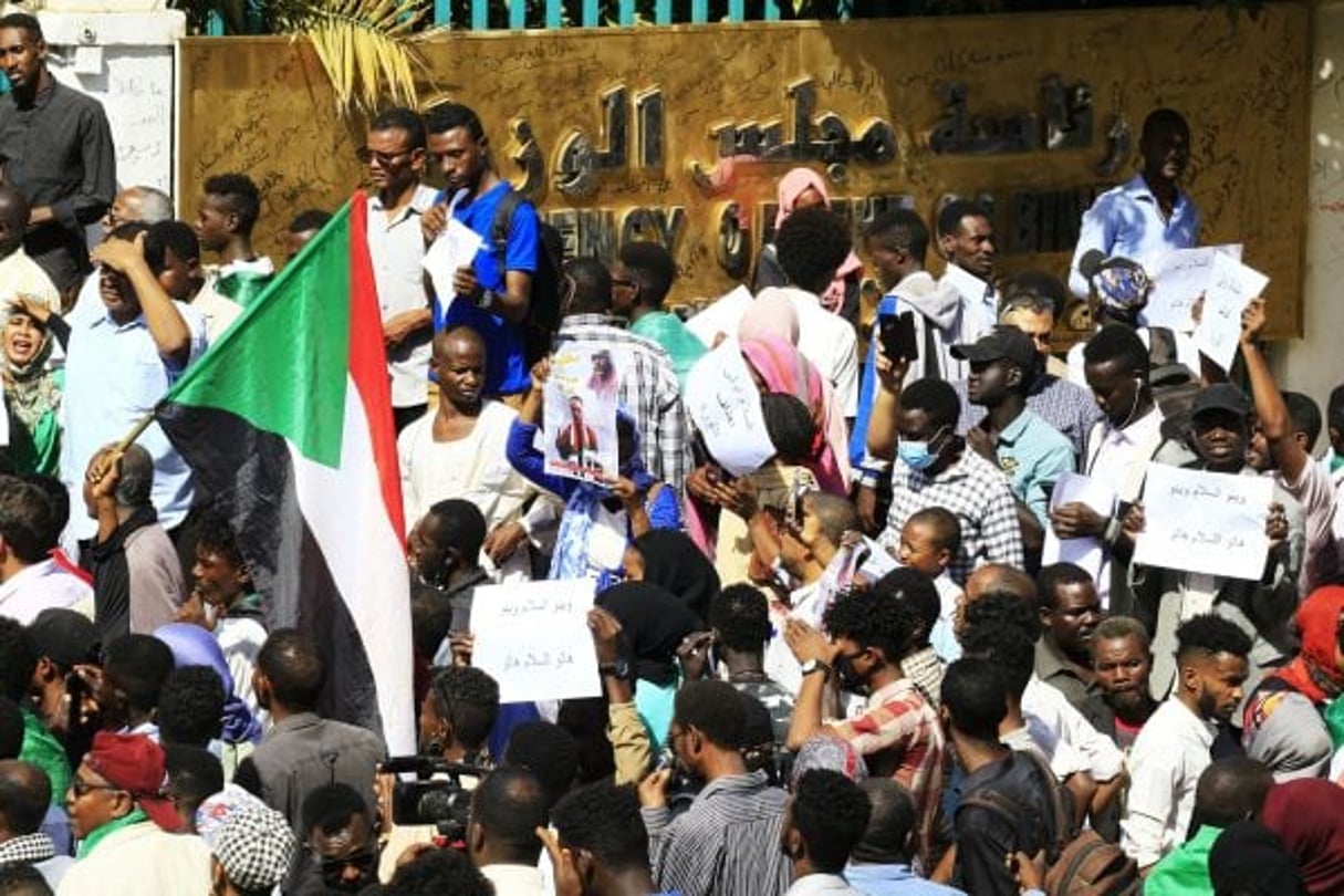 Manifestation devant la Primature, à Khartoum, le 30 janvier 2020. La foule réclame une accélération des réformes. © ASHRAF SHAZLY / AFP