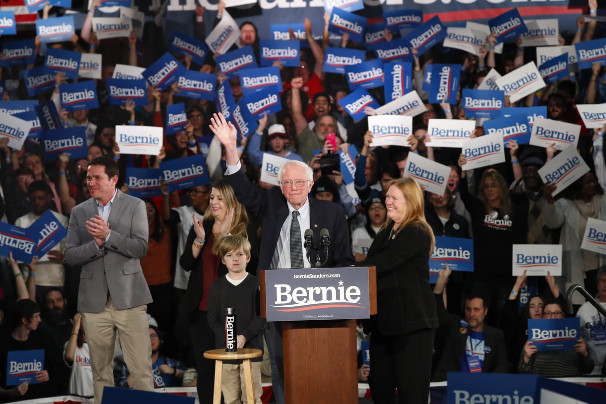 Election 2020 Bernie Sanders © Democratic presidential candidate Sen. Bernie Sanders, I-Vt., with his wife Jane O’Meara Sanders, right, and other family members, speaks at a caucus night campaign rally in Des Moines, Iowa, Monday, Feb. 3, 2020. (AP Photo/Pablo Martinez Monsivais)/otkm101/20035597962899//2002041740
