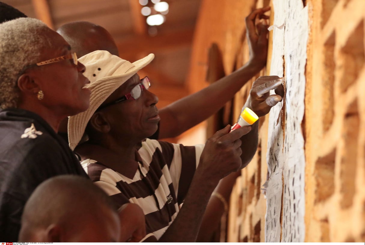 Un homme recherche son nom sur les listes électorales, lors de l’élection présidentielle d’avril 2015 au Togo (archives) © AP/Sipa