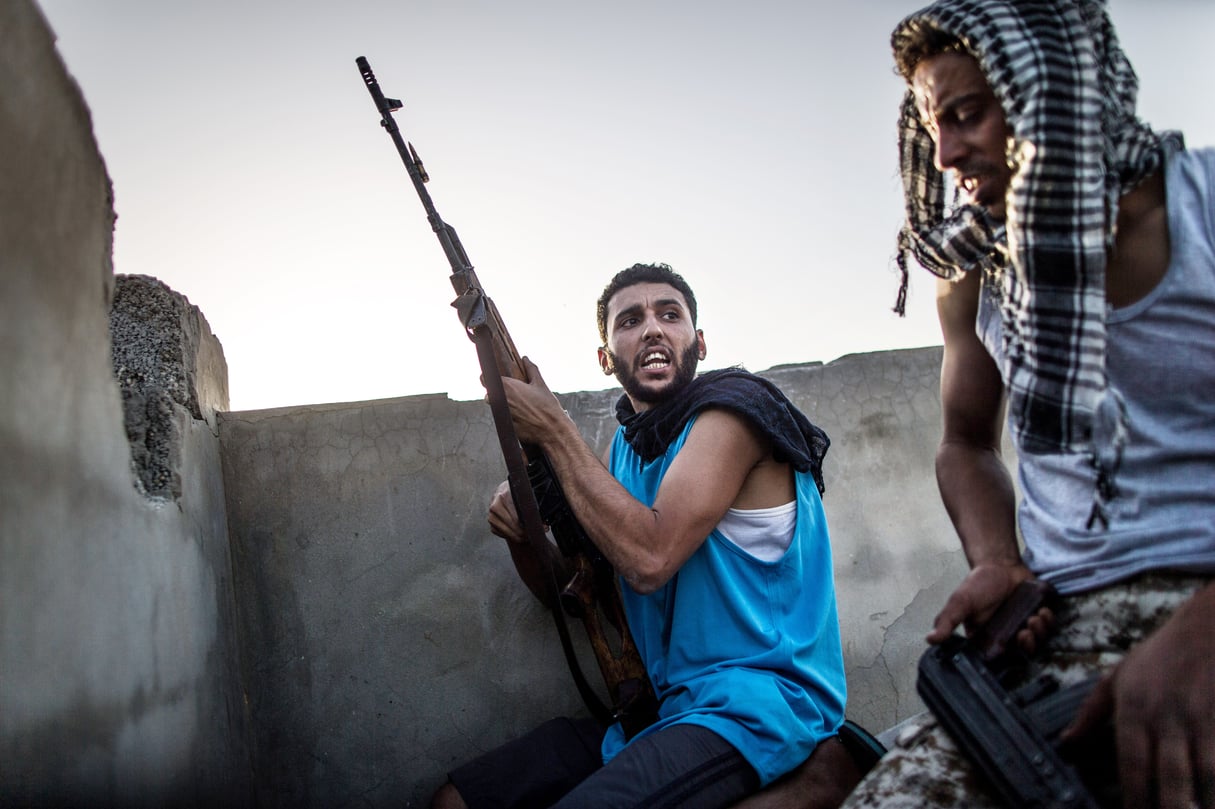 Soldats des forces du Gouvernement d’entente nationale (GNA), lors d’affrontements avec l’Armée nationale libyenne (ANL), le 9 mai 2019. © Amru Salahuddien/Xinhua/MAX PPP
