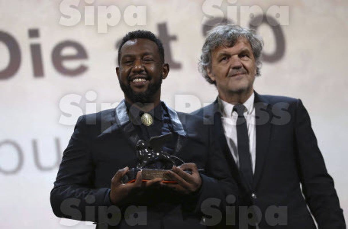 Le réalisateur soudanais Amjad Abu Alala, aux côtés d’Emir Kusturica, président du jury de la Mostra de Venise, le 7 septembre 2019. © Joel C Ryan/AP/SIPA