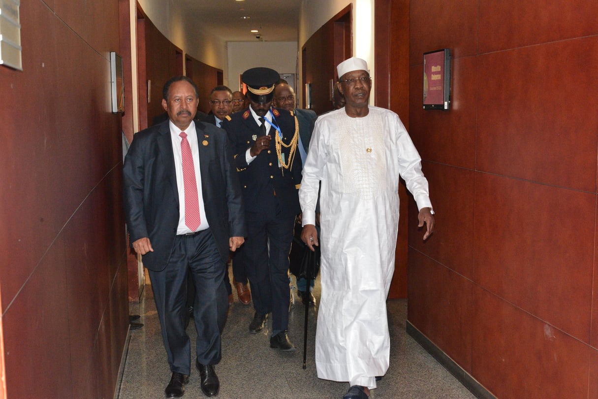 Idrisse Déby Itno, le président tchadien, et Abdallah Hamdok, Premier ministre de Soudan, lors de leur rencontre en marge du sommet de l'Union africaine à Addis Abeba le 9 février 2019. &copy; DR / Présidence tchadienne