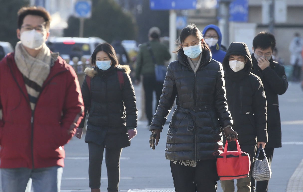 Des personnes portant un masque se dirigent vers leur bureau à Beijing, en Chine, le 18 février 2020. &copy; Koki Kataoka/AP/SIPA