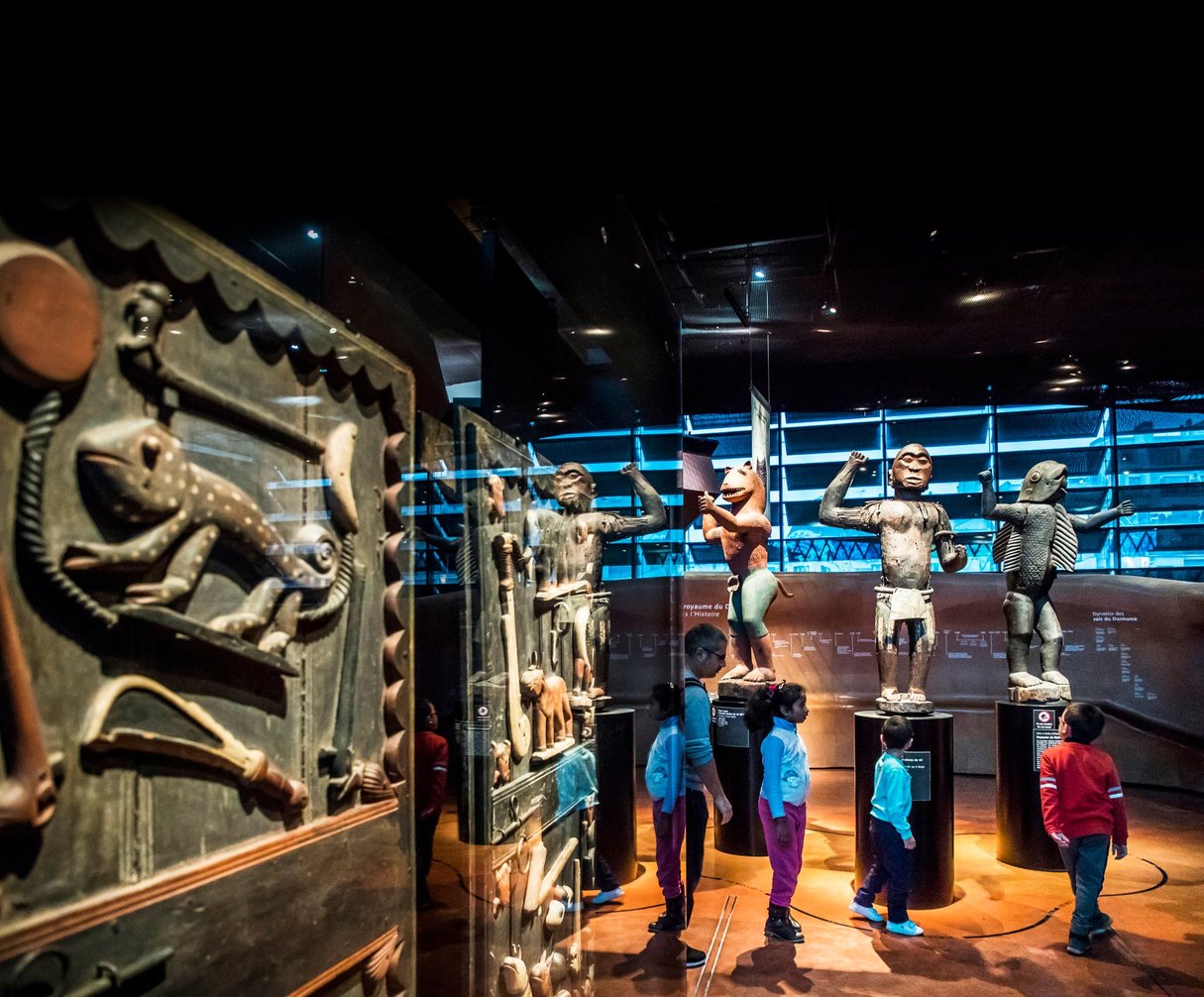 Ces trois statues royales du Dahomey (XVIIIe siècle), exposées au musée du Quai-Branly, à Paris, font partiedes Suvres qui doivent être restituées au Bénin. © CHRISTOPHE PETIT TESSON/EPA/MAXPPP