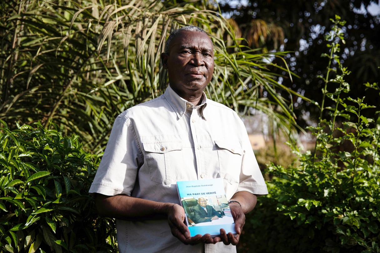 Jean-Baptiste Ouedraogo chez lui à Ouagadougou avec en main son livre Ma part de vérité paru en 2019. © Sophie Garcia pour JA