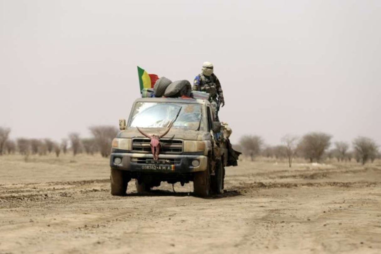 Des soldats maliens en patrouille sur une route près de Kidal en juillet 2013. © AFP / KENZO TRIBOUILLARD