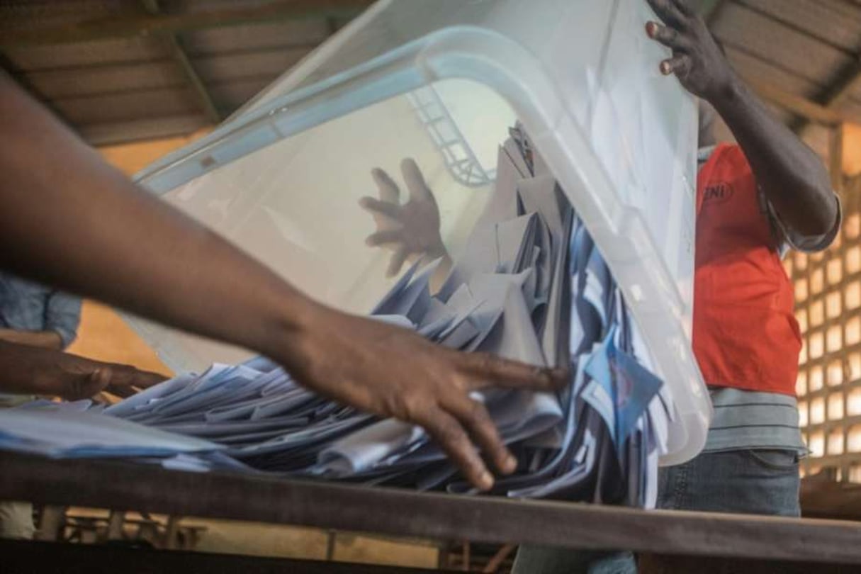Ouverture des urnes à Lomé le 22 février 2020 à l’issue du premier tour de la présidentielle. © AFP – YANICK FOLLY
