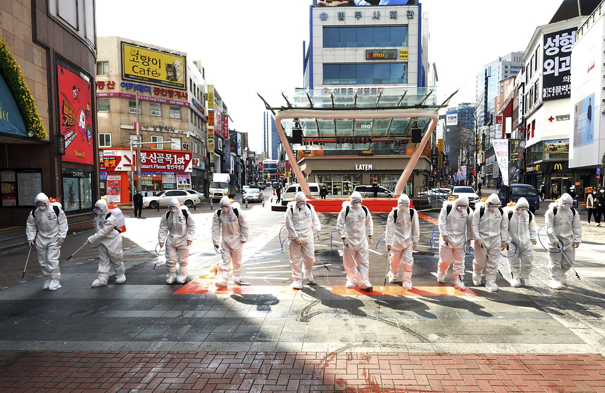 Des soldats de l'armée sud-coréenne désinfectent les rues, le 27 février 2020. &copy; Lee Moo-ryul/AP/SIPA