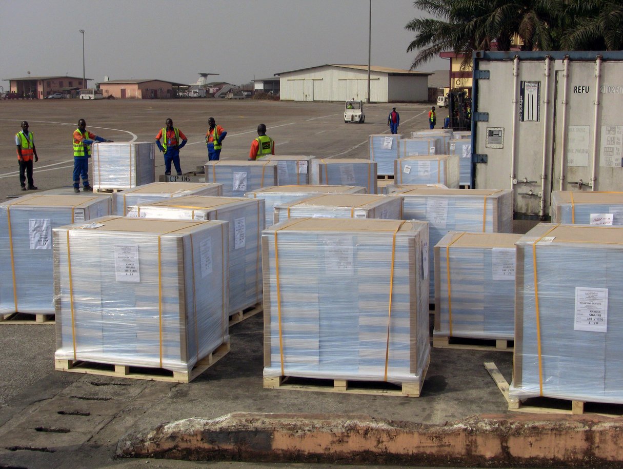 Des bulletins de vote pour le double scrutin de ce dimanche 1er mars en Guinée, à l’aéroport de Conakry le 18 février 2020. © REUTERS/Stringer