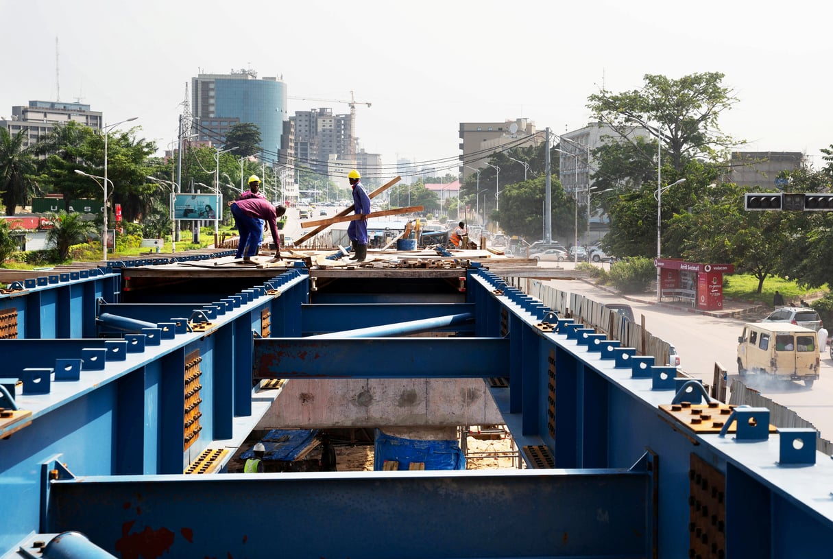 Construction d’un pont routier à Kinshasa, en février. Les travaux ont été lancés dans le cadre du programme d’urgence décidé par le chef de l’État peu après son arrivée au pouvoir. &copy; Hereward Holland/REUTERS