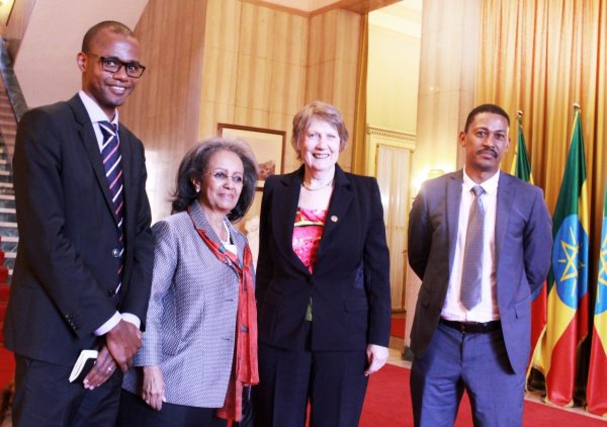 Les responsables de l’Itie Bady Baldé(à g.) et Helen Clark entourant la présidente éthiopienne Sahle-Work Zewde, à Addis-Abeba,en octobre 2019. © Eiti