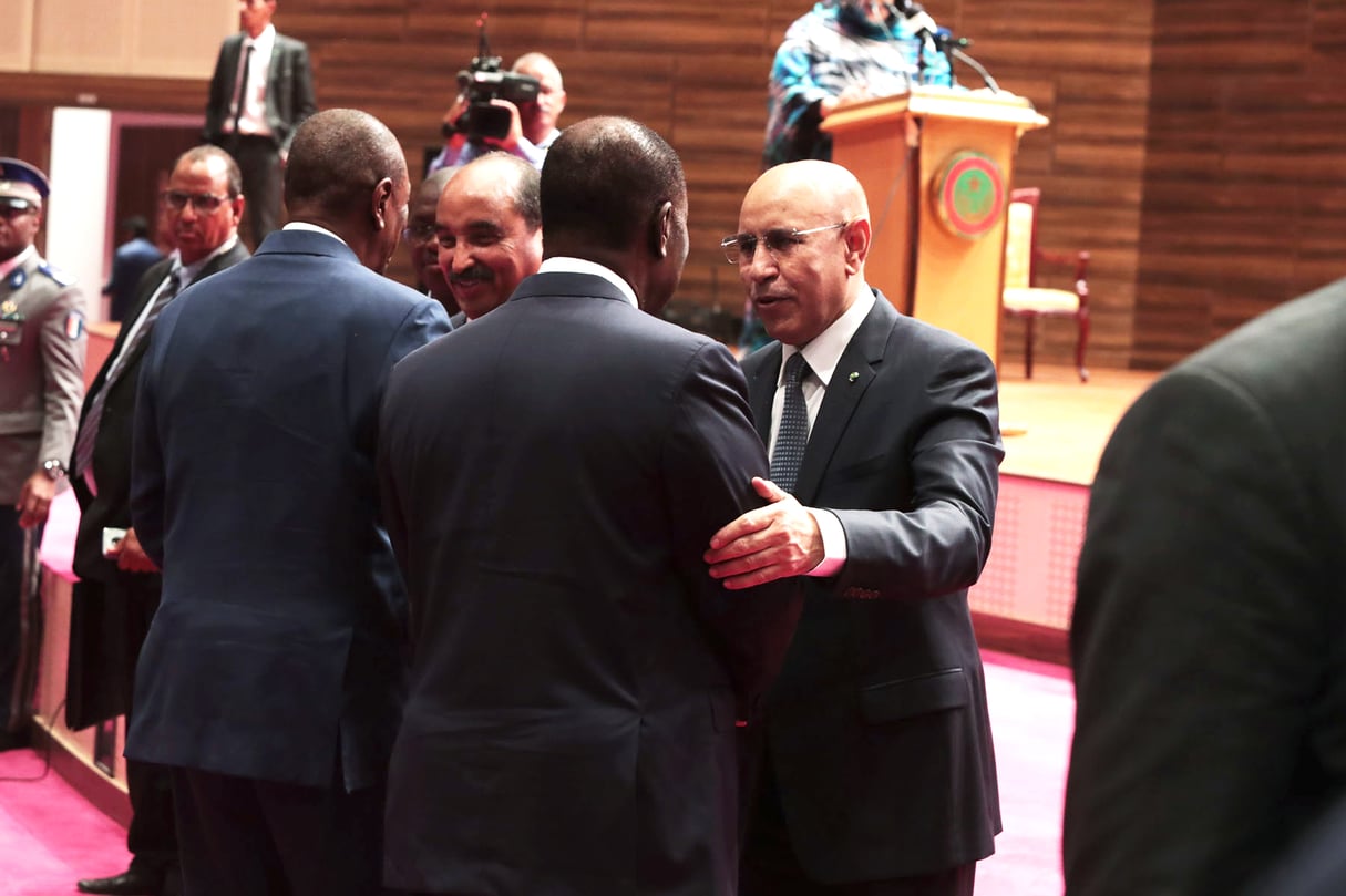 Alassane Ouattara (de dos) à la cérémonie d’investiture de Mohamed Ould Ghazouani (à dr.) à Nouakchott, le 1er août 2019. © Présidence de la République de Côte d’Ivoire