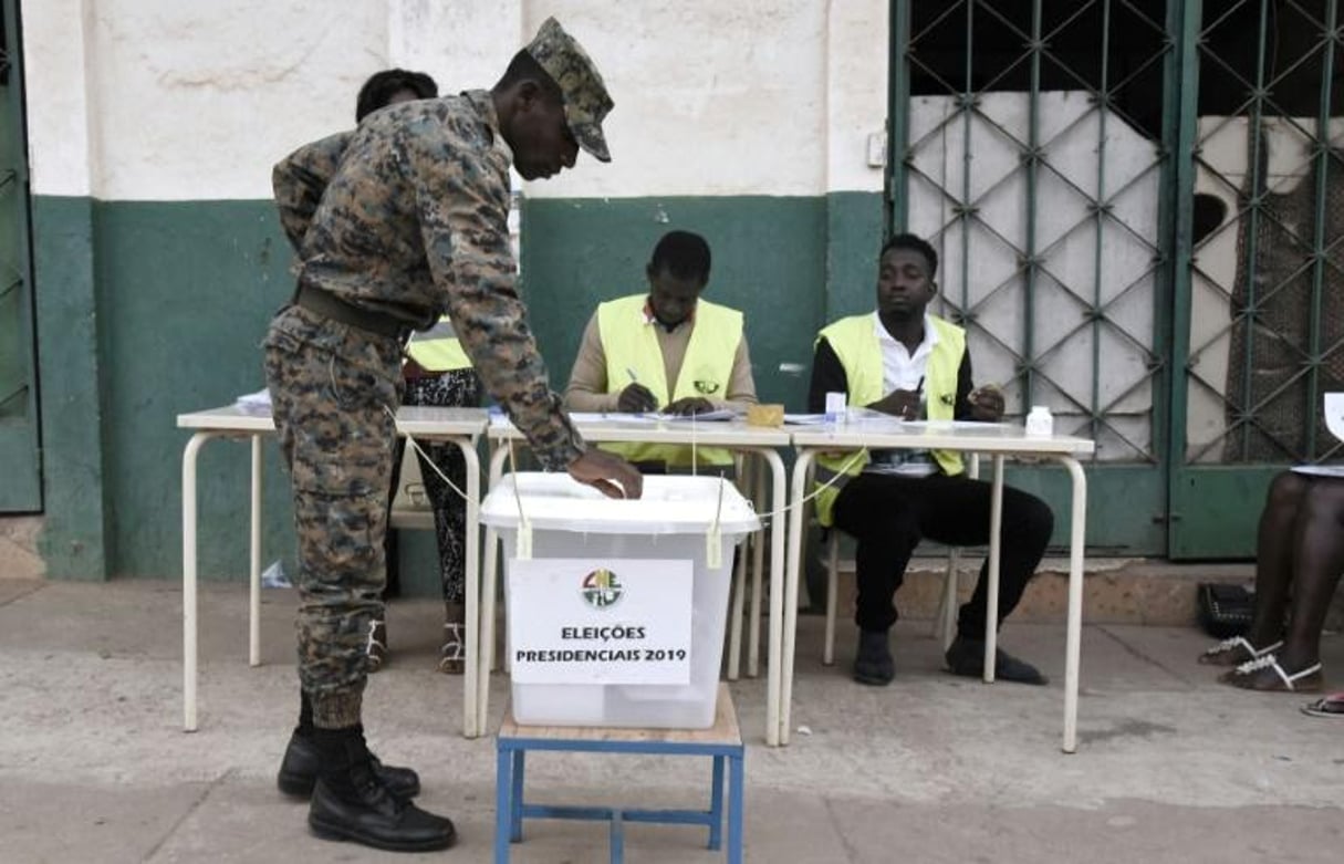 Un soldat vote lors de l’élection présidentielle à Bissau, le 29 décembre 2019. © SEYLLOU/AFP