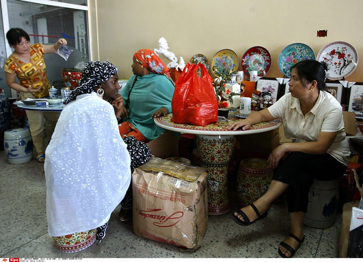 Des femmes dans un commerce de Lagos, Nigeria. © SUNDAY ALAMBA/AP/SIPA