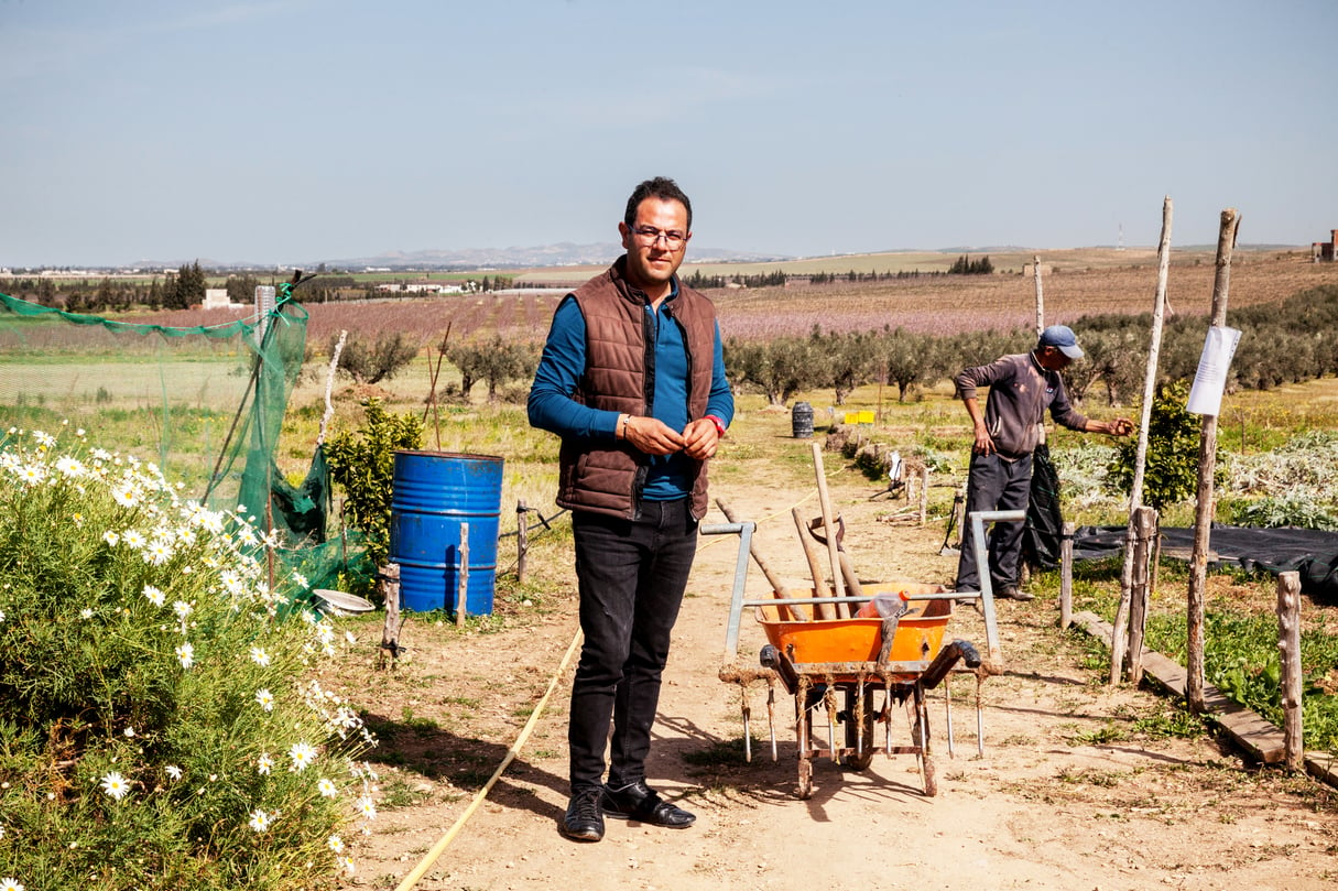 Tunisie, Tebourba : Jihed Bitri, agriculteur permaculture, propriétaire de la ferme « L’Hérédium » du côté de Tebourba, pose dans son jardin maraîcher le 01 mars 2010. © Ons Abid pr JA &copy; Ons Abid pour JA