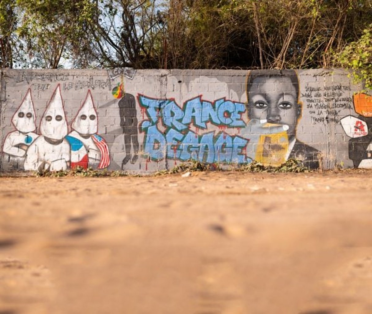 Graffiti sur un mur de Dakar, le 5 mars. © Clément Tardif pour JA