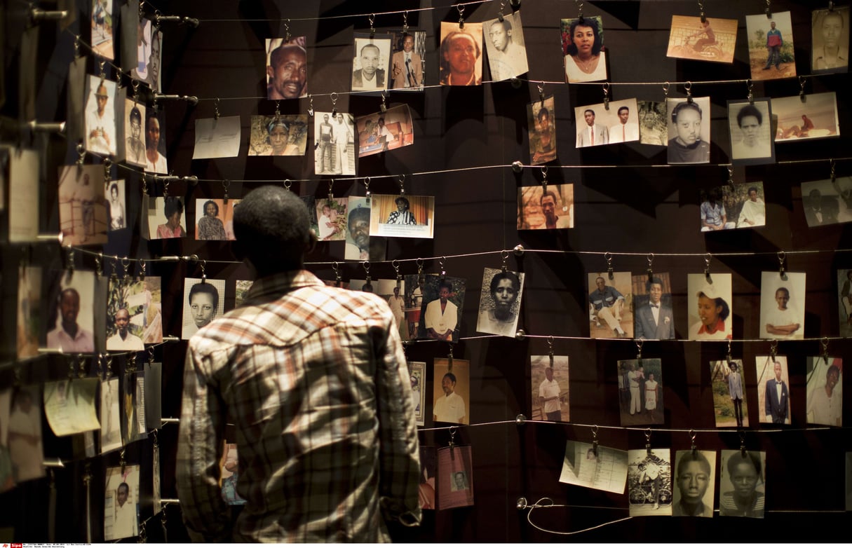 Une exposition de photos au Centre du mémorial du génocide à Kigali, en avril 2014. © Ben Curtis/AP/SIPA