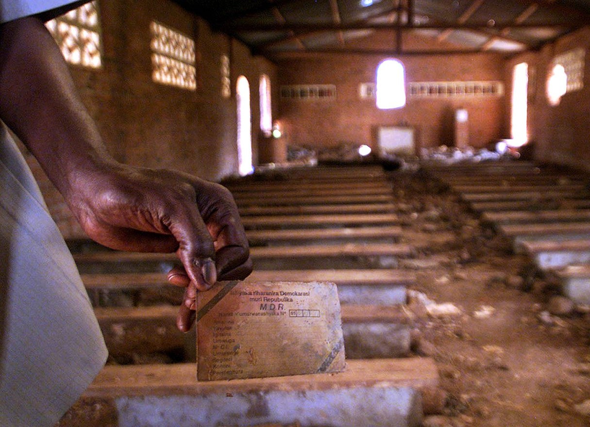 Un rescapé montre sa carte d’identification ethnique dans l’église de Ntarama, où 5 000 personnes ont été massacrées en avril 1994 (Archives) © REUTERS/Antony Njuguna
