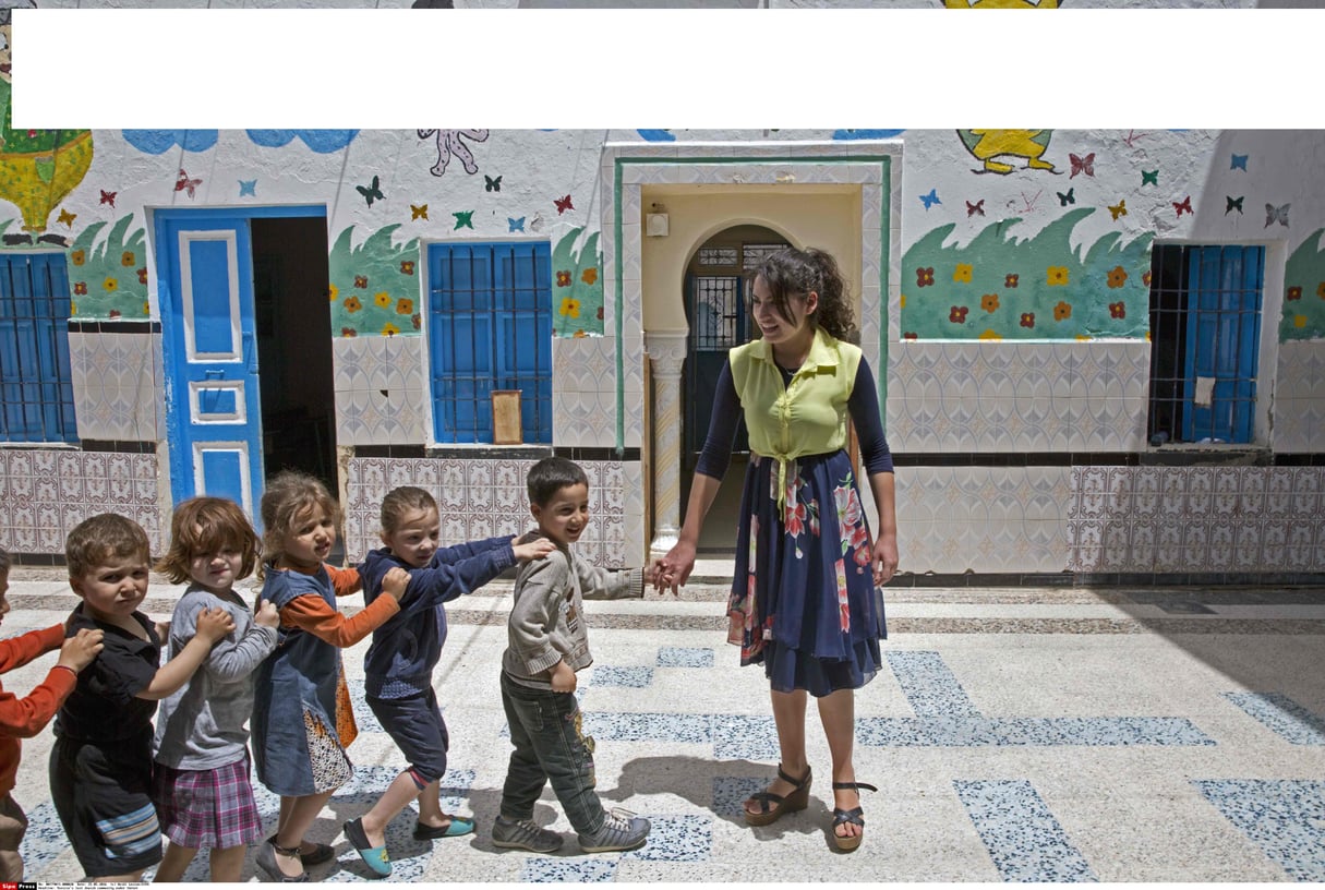 Une enseignante et ses élèves dans une école à Djerba, en Tunisie. © Heidi Levine/SIPA