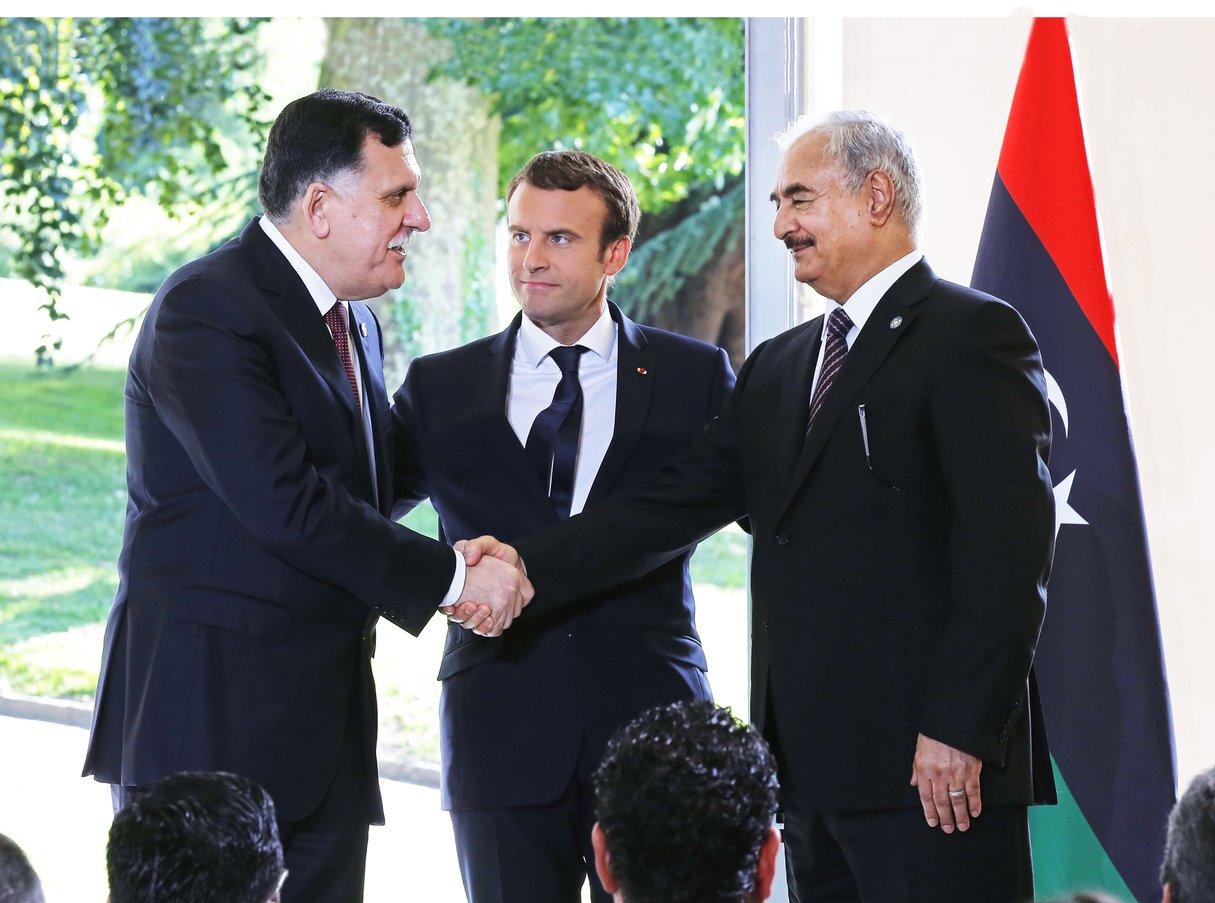 De g. à dr., Fayez el-Sarraj, Emmanuel Macron et Khalifa Haftar, à La-Celle-Saint-Cloud, en 2017. &copy; Michel Euler/AP/SIPA