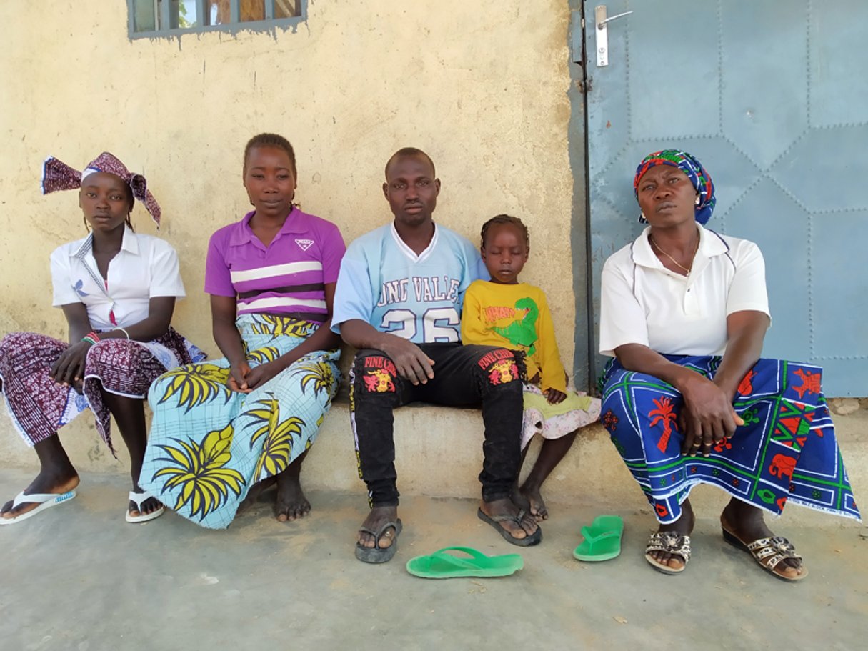 Akhda au centre, et sa famille. © Franck Foute pour JA