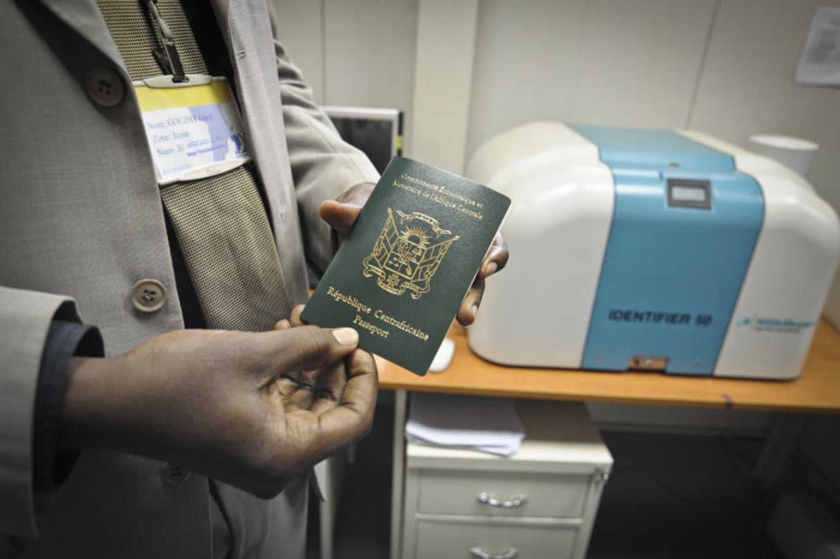 Dans les locaux d’Africard, société de fabrication de passeports pour l’Afrique centrale qui avait été installée à Bangui, en 2013 (Archives / Illustration). © Vincent Fournier/Jeune Afrique