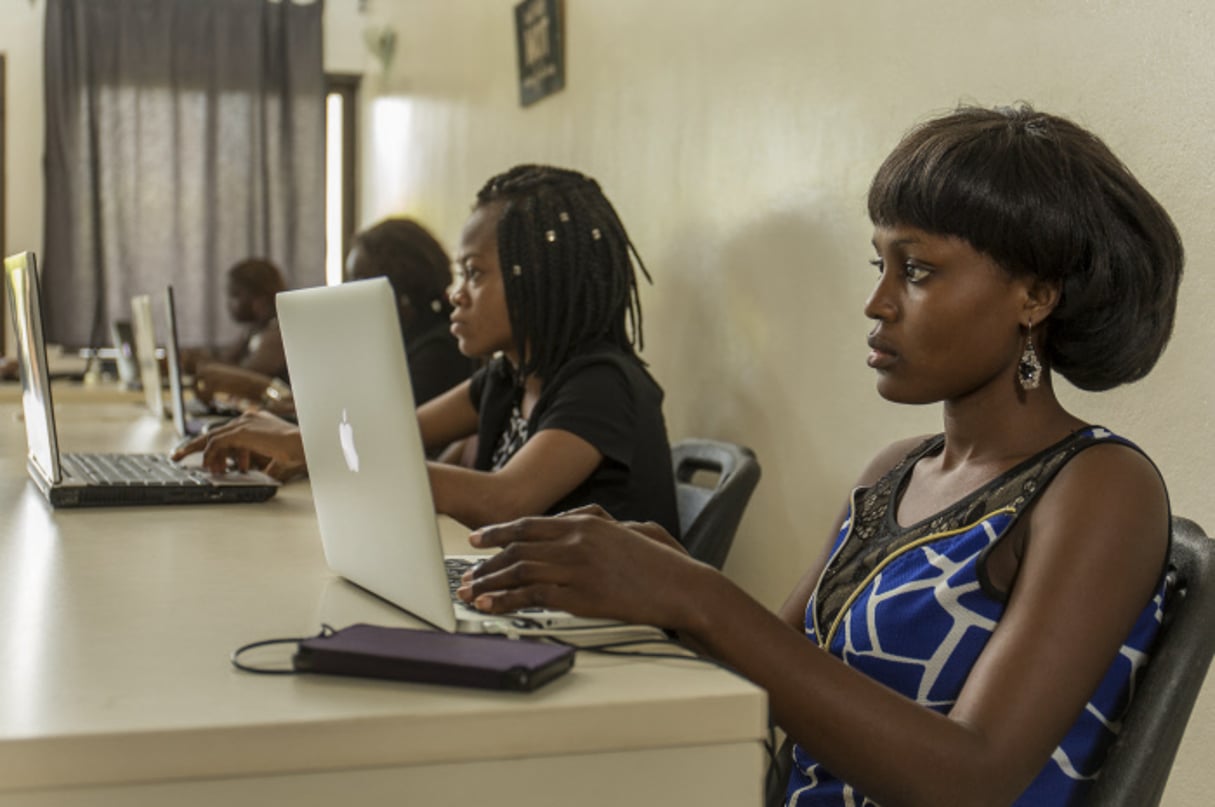 Etrilab, incubateur de start up, espace coworking a Cotonou © Jacques Torregano/Jeune Afrique/2017